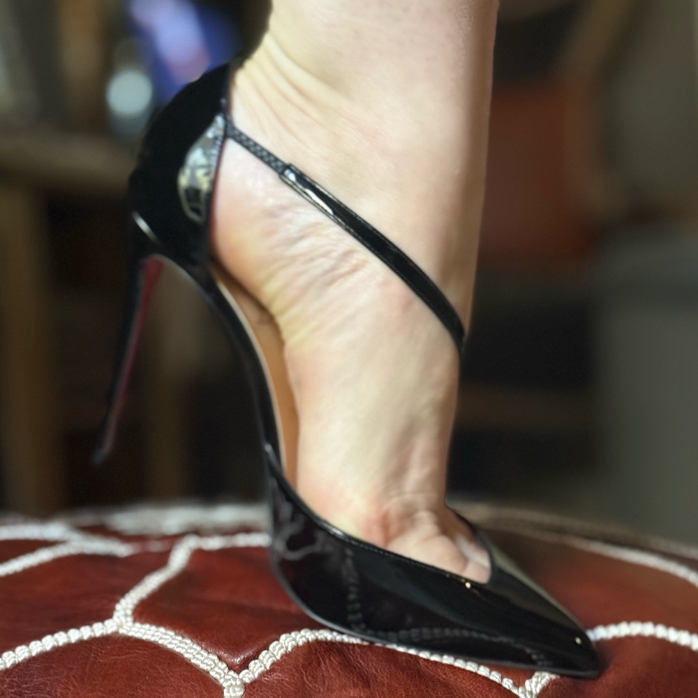 SOLD CHRISTIAN LOUBOUTIN Elegant Black Stiletto Heels - Picture 15 of 16